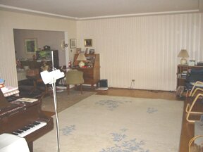 The livingroom empty.